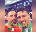 Franck Ribéry festejando junto a los jugadores de Argelia