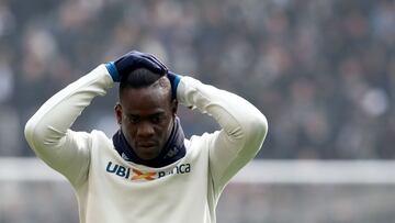 Mario Balotelli, ex jugador del Brescia, calienta antes de un partido.