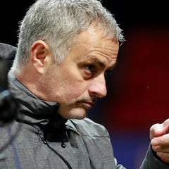 Mourinho calienta el derbi: "Un poco de viento y se caen"