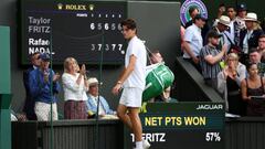 El tenista estadounidense Taylor Fritz abandona la Pista Central de Wimbledon tras perder en cuartos de final ante Rafa Nadal.