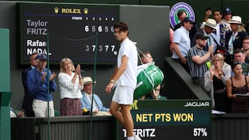 El tenista estadounidense Taylor Fritz abandona la Pista Central de Wimbledon tras perder en cuartos de final ante Rafa Nadal.