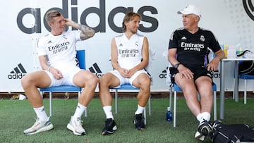 Ancelotti habla con Kroos y Modric durante un entrenamiento en el Stage de Los Ángeles.