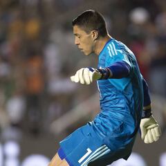Hugo González sufre lesión en el juego ante Chile