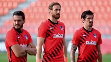 Oblak, entre Koke y Savic durante un entrenamiento del Atlético.