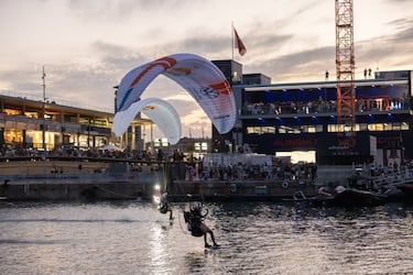 Alinghi Red Bull Racing se da un baño de masas en Barcelona