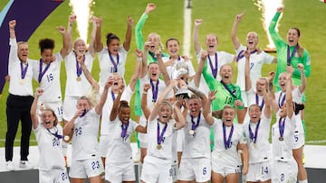 Soccer Football - Women's Euro 2022 - Final - England v Germany - Wembley Stadium, London, Britain - July 31, 2022
England's Leah Williamson and Millie Bright lift the trophy as they celebrate with teammates after winning Women's Euro 2022 REUTERS/Peter Cziborra