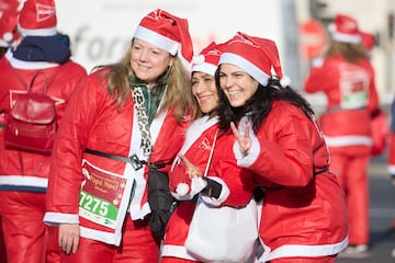 Varias personas durante la XIII Carrera de Papá Noel, a 22 de diciembre de 2024, en Madrid (España).