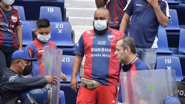Un aficioando se encara con un policía dentro del estadio
