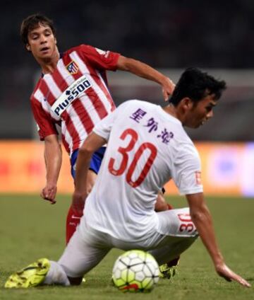 Óliver hace un caño al jugador del Shanghái SIPG.