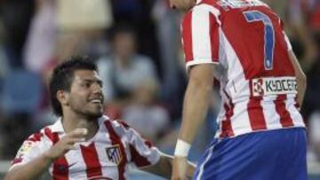 Agüero y Forlán celebrando un gol.