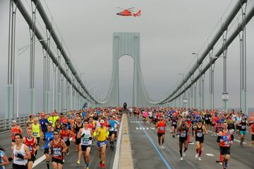 Los primeros corredores en el Verrazano-Narrows Bridge.