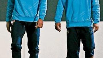 <b>VUELTA. </b>Ronaldinho llegó puntual a la sesión. Aquí comparte entrenamiento con Henry.