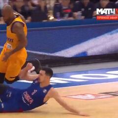 El 'tackle' abajo de De Colo a lo Sergio Ramos en pleno partido de baloncesto