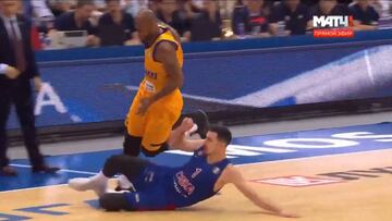 El 'tackle' abajo de De Colo a lo Sergio Ramos en pleno partido de baloncesto