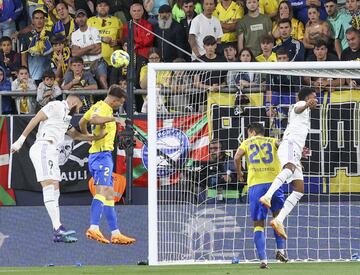 Raúl Parra no puede impedir el remate de cabeza del jugador del Real Madrid, Karim Benzema.