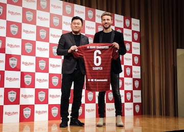 En marzo de 2019 después de rescidir su contrato con el Barcelona ficha por el Vissel Kobe. Actualmente tiene contrato has 2023 con el equipo japonés.