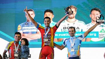 Daniel Zamora posa junto a Germán Nicolás Tivani y Daniel Díaz en el podio tras la sexta etapa de la Vuelta a San Juan Internacional 2019.