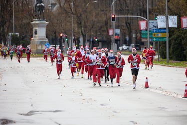 11.000 corredores disfrazados de Papá Noel han celebrado la nueva edición de la carrera más navideña, familiar y divertida de Madrid.