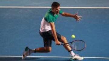 Dominic Thiem devuelve una bola a Grigor Dimitrov durante el partido de cuartos de final del Abierto Mexicano de Tenis que se celebra en Acapulco.