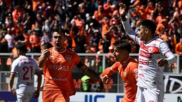 Futbol, Cobreloa vs Deportes Copiapo
Fecha 22, Liga de Ascenso Caixun 2025
El jugador de Cobreloa Gustavo Gotti celebra con sus compañeros su gol ante Rangers el partido Liga de Ascenso Caixun disputado en el estadio Zorro del Desierto Calama, Chile.
24/08/2025
Pedro Tapia/Photosport
Soccer, Cobreloa vs Deportes Copiapo
Matchday 22, Caixun Promotion League 2025
Cobreloa player Gustavo Gotti celebrates with his teammates after scoring against Rangers in the Caixun Promotion League match played at the Zorro del Desierto stadium in Calama, Chile.
24/08/2025
Pedro Tapia/Photosport