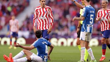 MADRID, SPAIN - NOVEMBER 06: Referee Juan Luis Pulido shows the red card to Leandro Cabrera of RCD Espanyol during the LaLiga Santander match between Atletico de Madrid and RCD Espanyol at Civitas Metropolitano Stadium on November 06, 2022 in Madrid, Spain. (Photo by Gonzalo Arroyo Moreno/Getty Images)