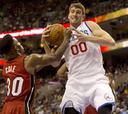 Spencer Hawes y los Sixers sorprenden a unos Heat sin Wade