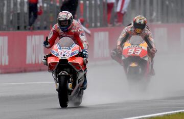 Bajo una intensa lluvia en Japón fue obra de los dos rivales por el título: Márquez y Dovizioso. Aquella se la llevó el italiano. 