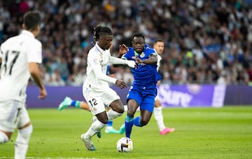 Camavinga disputa un balón con Djené.