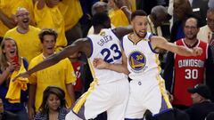 MMD18 OAKLAND (ESTADOS UNIDOS) 13/06/2017.- Stephen Curry (dcha) y Draymon Green, de los Warriors de Golden State, celebran cuando quedan segundos para finalizar el partido contra los Cavaliers de Cleveland y proclamarse campeones de las Finales de la NBA en el pabell&oacute;n Oracle Arena de Oakland, California (Estados Unidos) el 12 de junio de 2017. EFE/Monica M. Davey