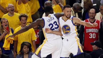 MMD18 OAKLAND (ESTADOS UNIDOS) 13/06/2017.- Stephen Curry (dcha) y Draymon Green, de los Warriors de Golden State, celebran cuando quedan segundos para finalizar el partido contra los Cavaliers de Cleveland y proclamarse campeones de las Finales de la NBA en el pabellón Oracle Arena de Oakland, California (Estados Unidos) el 12 de junio de 2017. EFE/Monica M. Davey