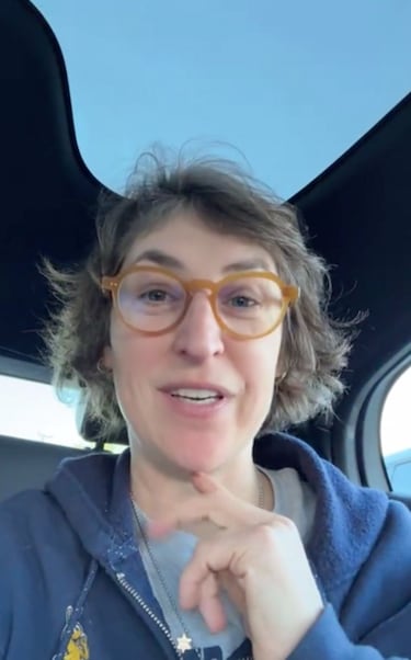 Así luce en la actualidad Mayim Bialik, la actriz que interpretó a Amy en ‘The Big Bang Theory’