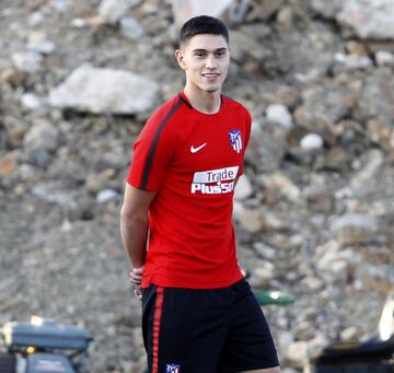 Velázquez, 1,10M€m, 20 años (Danubio). Se intentó con él hacer un Giménez. Uruguayo, de Danubio, joven... pero terminó siendo un jugador atado a una maleta, siempre de cesión en cesión. Getafe, Braga, Rayo...