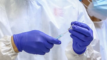 Un sanitario inyecta la vacuna durante el primer día de vacunación contra la Covid-19 en España, en la residencia de mayores Vallecas.