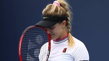 Eugenie Bouchard se lamenta durante su partido ante Nao Hibino en la previa del Miami Open.