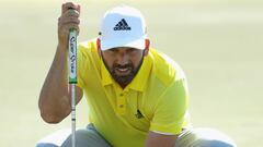 Sergio Garc&iacute;a observa antes de golpear la bola en el hoyo 11durante la &uacute;ltima jornada del Omega Dubai Desert Classic.