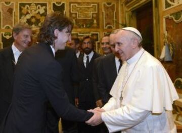 El Papa da la bienvenida al italiano Francis Riccardo Montolivo durante una audiencia privada en el Vaticano