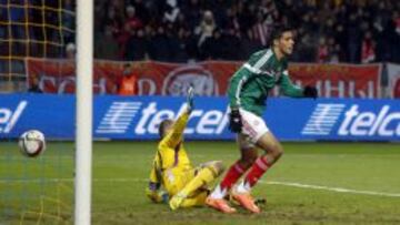 Raúl Jiménez celebra uno de los goles.