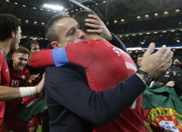 Paulo Bento y Cristiano Ronaldo celebran la clasificación.