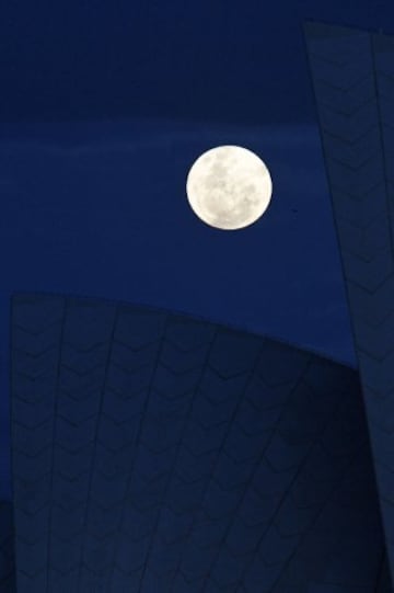 La superluna en la Casa de la Ópera de Sídney. 