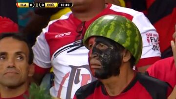 De Huntelaar perdiendo los papeles a un fan en trance con una sandía en la cabeza