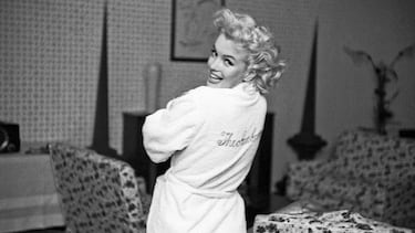 Las causas de la muerte de 'la ambición rubia' siguen siendo controvertidas hoy en día. Se dice que era adicta al alcohol y los barbitúricos, pero las malas lenguas apuntan a que fue asesinada por orden de los Kennedy (tuvo un romance con JFK) o de la CIA. La intérprete de 'Con faldas y a lo loco' o 'La tentación vive arriba' apareció muerta en su casa el 4 de agosto de 1962 y se determinó como suicidio. Lo que está claro es que la vida Marilyn Monroe no dejó indiferente a nadie, y sigue siendo uno de los mayores iconos de la cultura popular. 