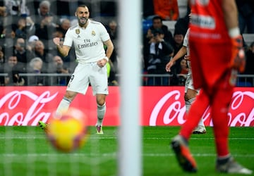 El jugador del Real Madrid Benzema celebra el 1-0.