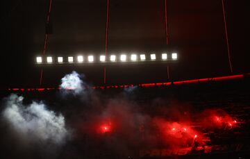 Los aficionados del Bayern lanzaron bengalas con los colores del equipo antes del comienzo del encuentro.