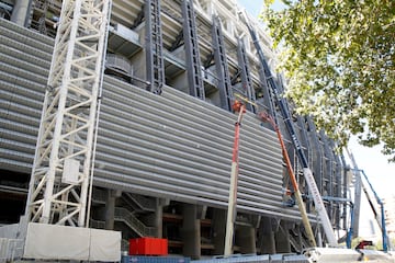 Las lamas de acero del Santiago Bernabéu por fuera.