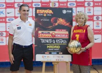 Manuela Carmena junto a Sergio Scariolo presentado el amistoso frente a Venezuela.