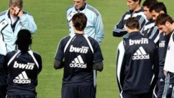 <b>CHARLA TÉCNICA. </b>Pellegrini corrigió ayer algunos fallos cometidos contra el Valencia.