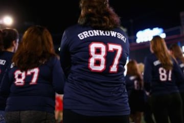 Rob Gronkowski enseña los fundamentos del fútbol americano a un grupo de mujeres.