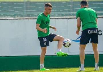 Íñigo Vicente, fichado ayer, entrenó antes del partido, pero Romo prefirió que no jugara en Guarnizo.