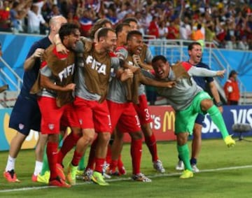 1-2. Los jugadores americanos celebran el segundo gol de John Brooks.