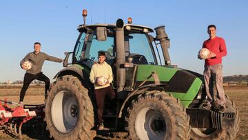 Jose Antonio 'Rubio', Manu y Xino, en el tractor de Manu.